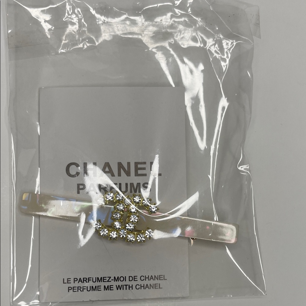CHANEL Ivory and Gold Hair Clip - Picture 5 of 5